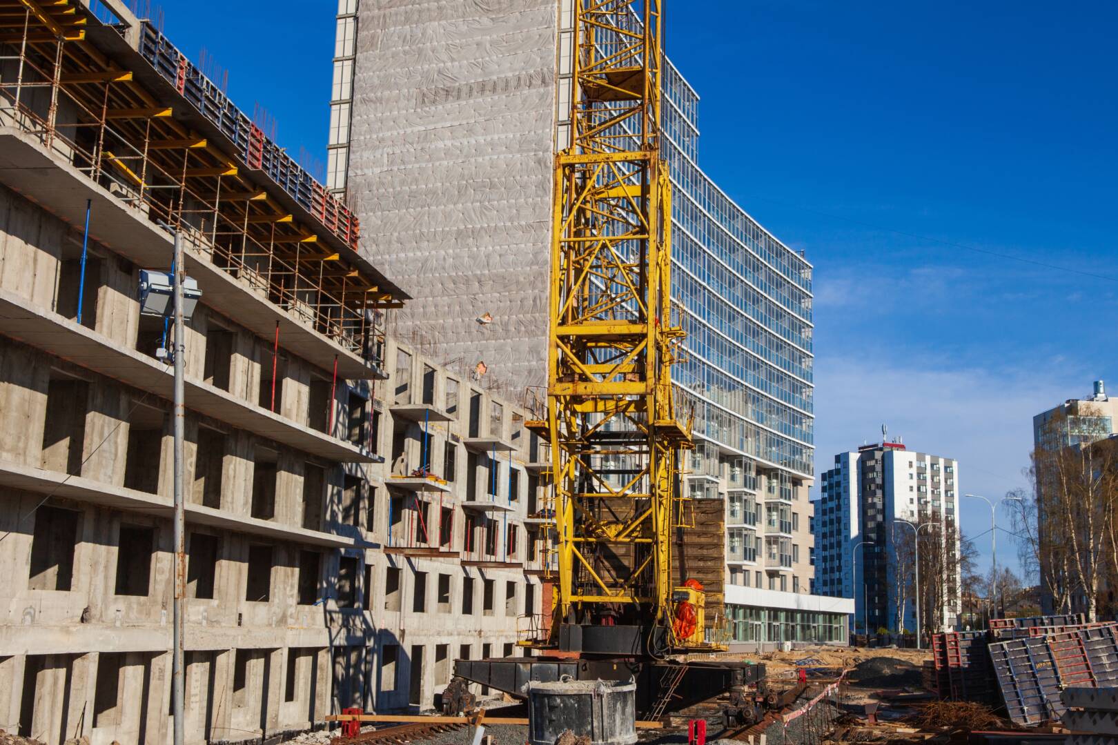 crane-and-building-construction-site-against-blue-2022-11-08-02-59-23-utc